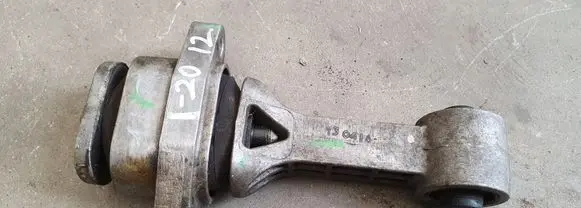 Hyundai i20 (PB PBT) Engine mount bracket