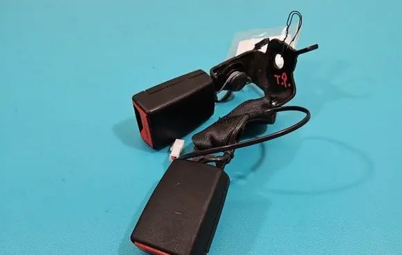 Middle seatbelt (rear)