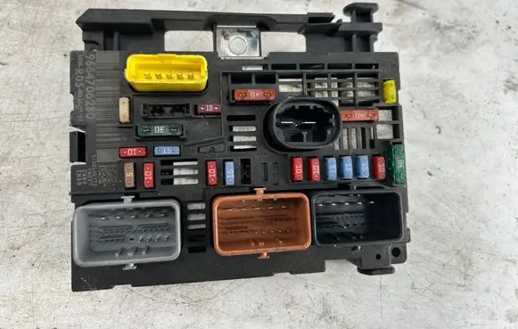 Peugeot 308 Fuse module 9664706280