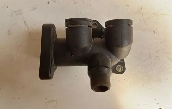 Audi A4 S4 B5 8D Engine coolant pipe/hose 058121133B