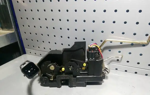 Hyundai Getz Front door lock