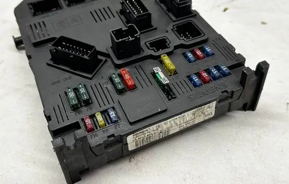 Peugeot 206 CC Fuse module S118085220 9649627880 BSIE0200