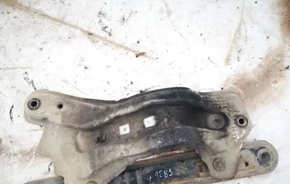 Ford Kuga I Engine mounting bracket