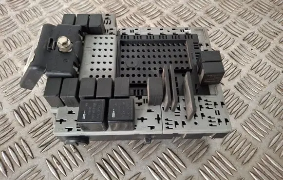 Volvo V70 Fuse module 08697207