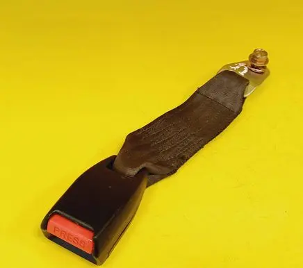Suzuki Swift I Middle seatbelt buckle (rear) 