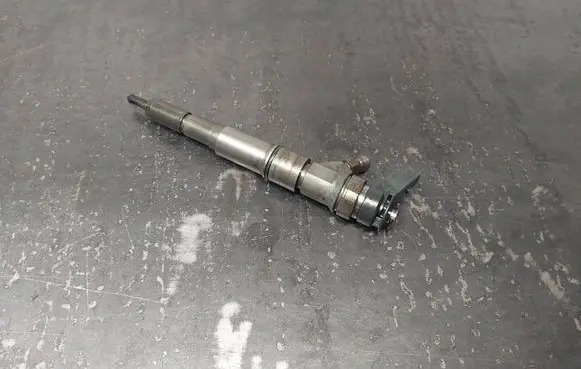 BMW 3 E46 Fuel injector 7789661