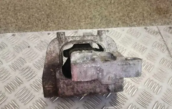 Volkswagen PASSAT B8 Engine mount bracket 5Q0199262BH