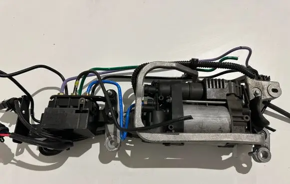 Porsche Macan (95B) Air suspension compressor/pump 95B616006G