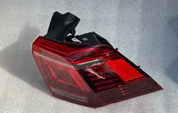 Volkswagen Tiguan Rear/tail lights 5NA945208J 0021498908 00214974