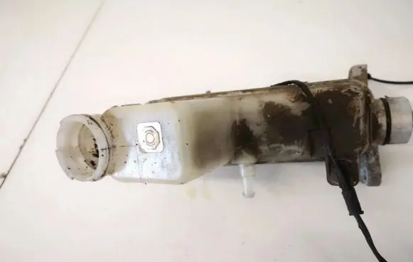 Mazda 6 Brake fluid reservoir 