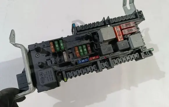 Mercedes-Benz E AMG W211 Fuse module 2129060605