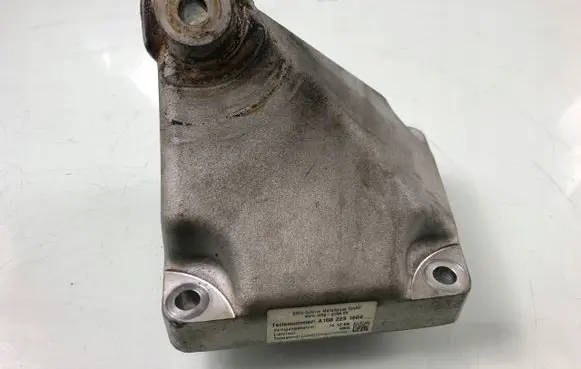 Mercedes-Benz CLS AMG C219 Engine mounting bracket a1562231604