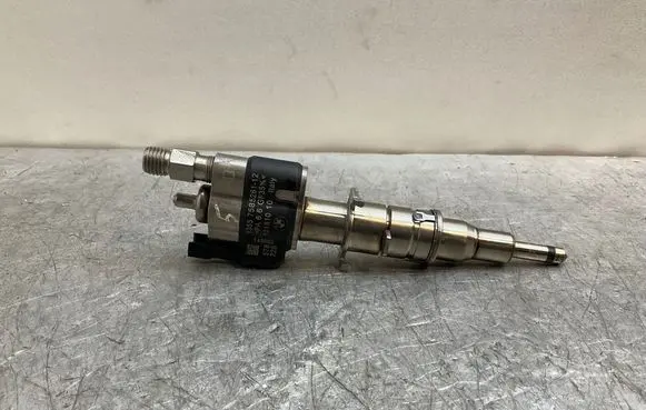 BMW 5 E60 E61 Fuel injector 7585261 10181010 PA66GF3596