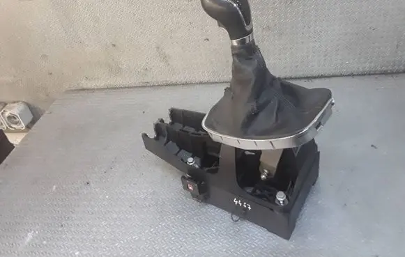 Opel Insignia A Gear shifter/selector 55563829
