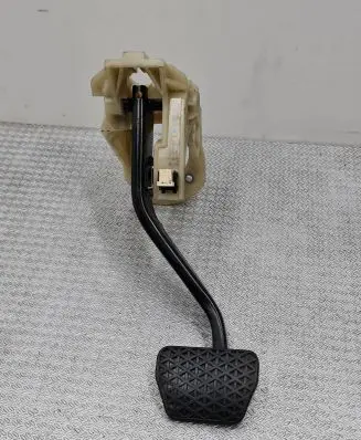 BMW 1 E81 E87 Brake pedal 678711 6860647 0881140746