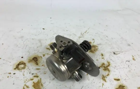 BMW 3 F30 F35 F31 Fuel injection high pressure pump 7642466 0631573