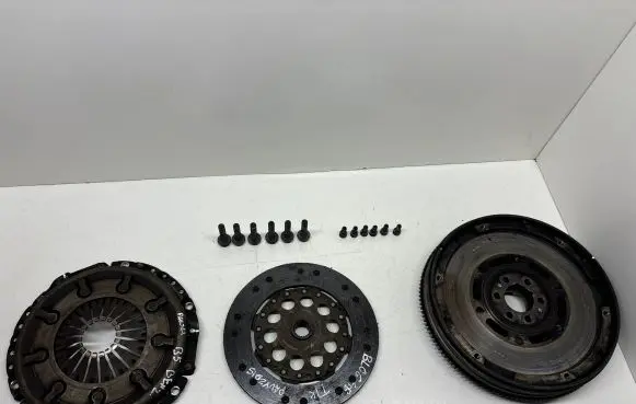 Volkswagen PASSAT B5 Clutch set kit 058141031E