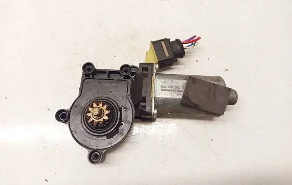 Volvo XC90 Front door window regulator motor 0130821761