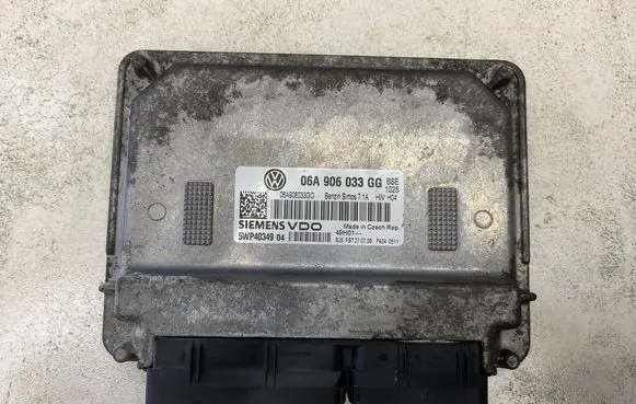 Volkswagen Golf V Engine control unit/module 06A906033GG 5WP403494