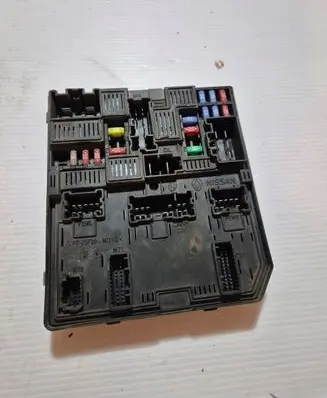 Nissan Pulsar Fuse module 284B73ZL0A