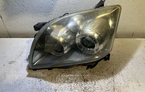 Toyota Avensis T250 Headlight/headlamp