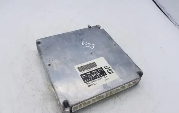 Toyota Avensis T220 Engine control unit/module 8966105410