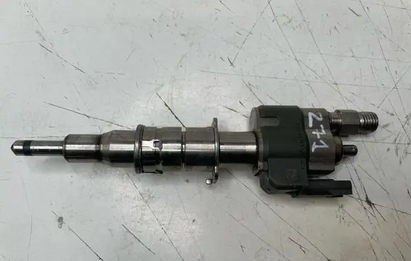 BMW 3 E92 E93 Fuel injector 7589048