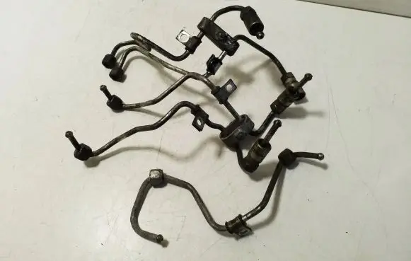 Mitsubishi Pajero Fuel injector supply line/pipe 