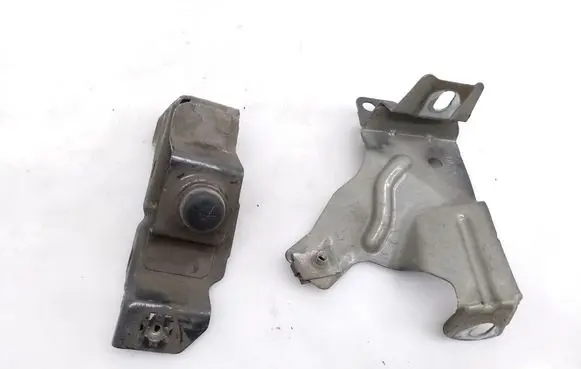 Opel Zafira C Fender mounting bracket