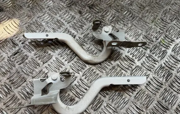 Toyota Yaris Engine bonnet/hood hinges 