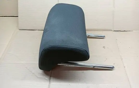 Volkswagen Golf VII Rear seat headrest 