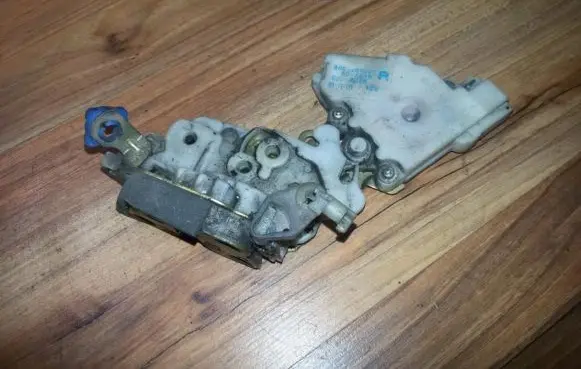 Nissan Primera Front door lock 8055201U60 89-A519