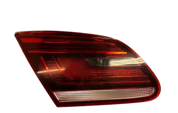 Tailgate rear/tail lights