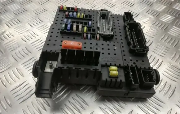 Volvo V70 Fuse module 28017881