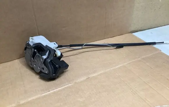 Opel Insignia A Front door lock 13578523