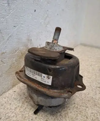Engine mount bracket