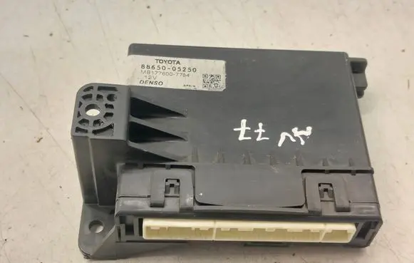 Toyota Avensis T270 Air conditioning/heating control unit 8865005250 MB1776007784