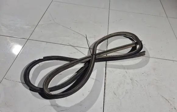 Nissan Almera Tino Rubber seal front coupe door 