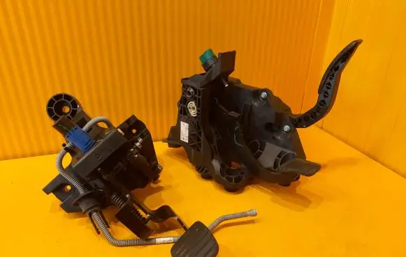 Renault Trafic III (X82) Accelerator throttle pedal 465016415R