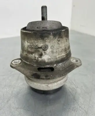 Volkswagen Touareg II Engine mount bracket 7P6199131D