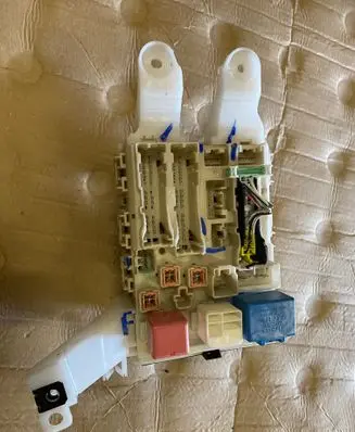 Toyota Auris 150 Fuse module 8273002130A 02098J24