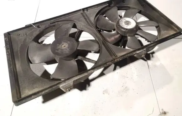 Radiator cooling fan shroud