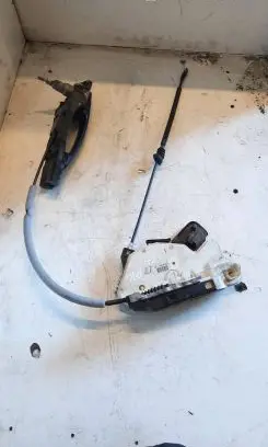 Skoda Yeti (5L) Front door lock 5K1837015