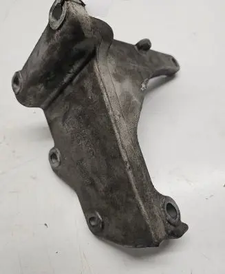 Volvo XC90 Engine mounting bracket 8675329