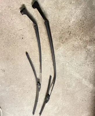 Mazda CX-7 Front wiper blade arm