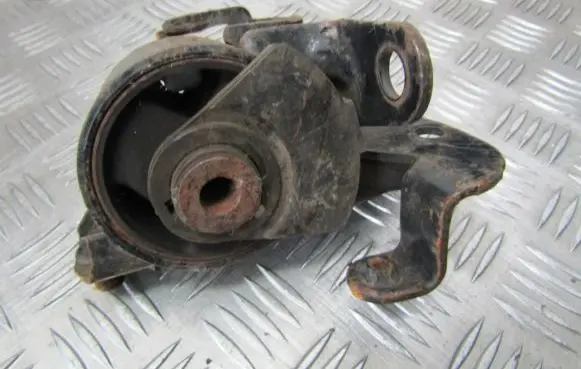 Mazda 323 F Engine mount bracket