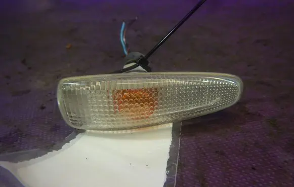 Front fender indicator light