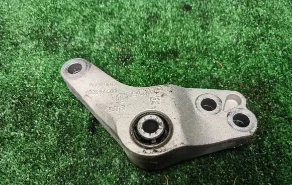 Opel Mokka B Engine mount bracket 9826468580