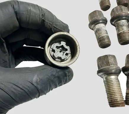 Volkswagen PASSAT B6 Anti-theft wheel nuts and lock