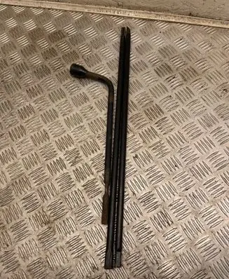Jeep Grand Cherokee (WJ) Wheel nut wrench 